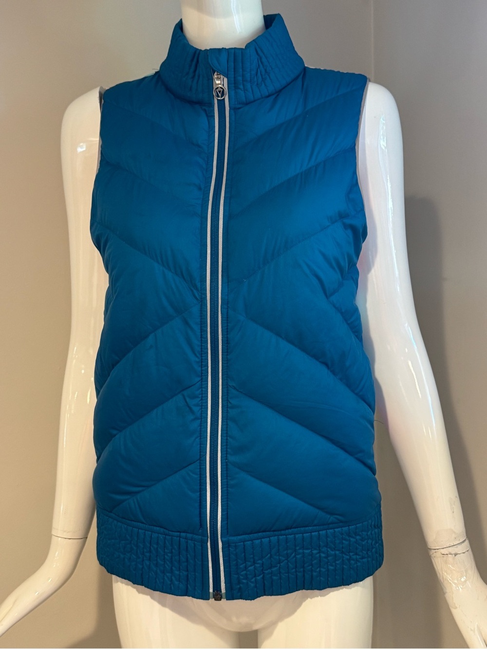 Ivivva by Lululemon Girls Quilted Puffer Vest Size 14 Blue Mountain Print